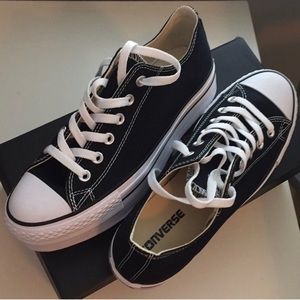 brand new in box platform converse! Never worn!